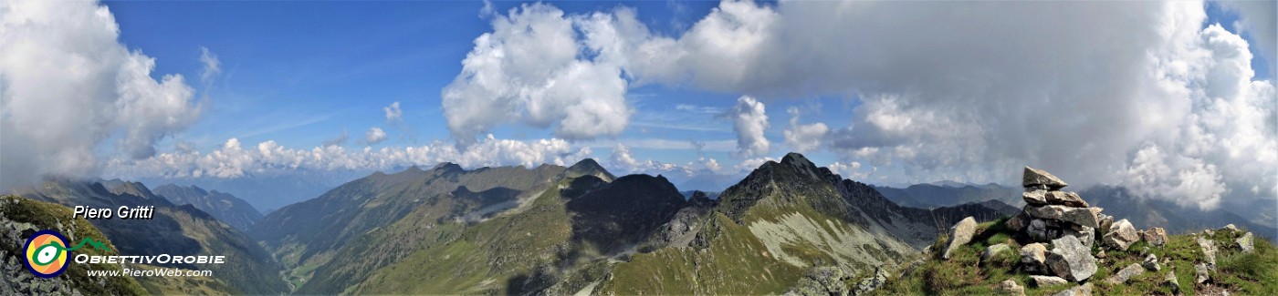 51 Panoramica dalla vetta del Monte Valegino (2415 m) verso Cima Cadelle e la Valle Lunga.jpg